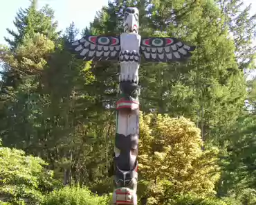p8040278 Eagle with salmon, orca, bear with salmon, 2004. Totem pole carved in contemporary Coast Salish style by Doug LaFortune from the Tsawout First Nation.