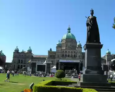 p8030218 Parliament and statue of Victoria.