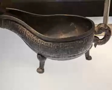 PXL_20241110_070642625 Bronze three-legged yi-ewer and beak-shaped tool, used for ablutions.