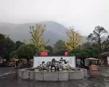 PXL_20241030_085341519 Huaqing Palace, also known as Huaqing Pool, is located at the foot of Mountain Lishan from the south and is next to Weihe River from the north. Ancient emperors...
