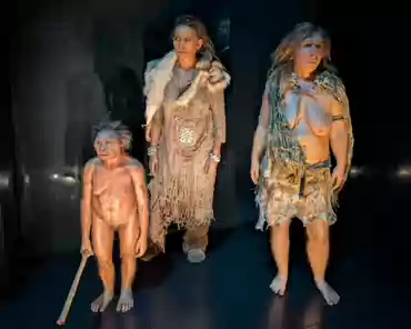 PXL_20241222_124832174 Left: Flores woman, ~30 years old, ca. 100000 years ago.