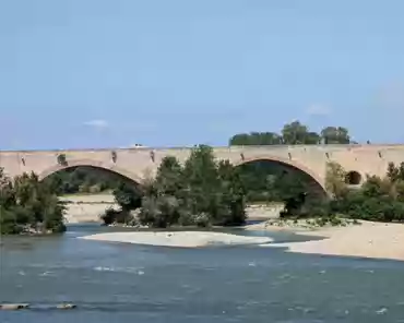 PXL_20240819_122349254 Bridge, 14th century, 1265-1309, 23 arches, around 1km. In the 19th century, 2 arches were merged to allow wide boats to cross the bridge.